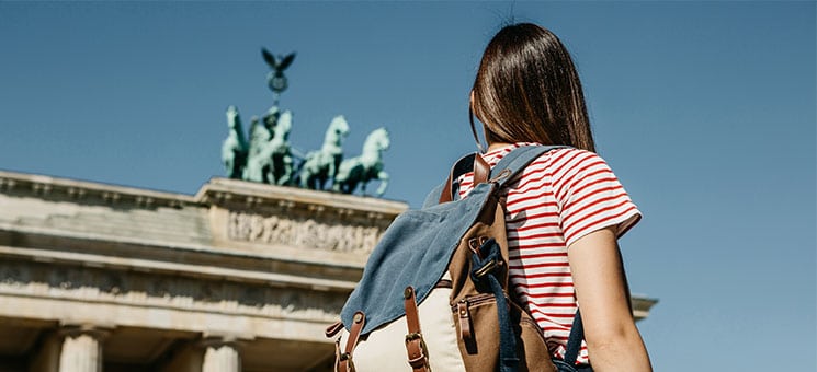 Maedchen-Rucksack-Brandenburger-Tor-246015946-AS-franz12