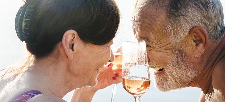 Senior-Paar-Prosecco-210924225-AS-Rawpixel-com