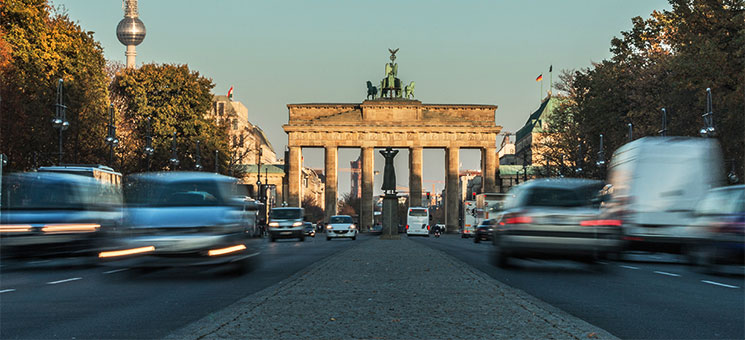 Brandenburger-Tor-Verkehr-240671610-AS-Marco