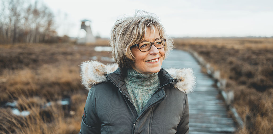 Glückliche Seniorin in der Natur