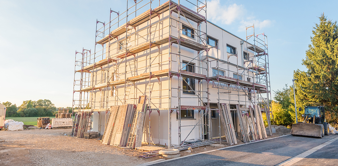 Rohbau, Modernes Doppelhaus im Grünen