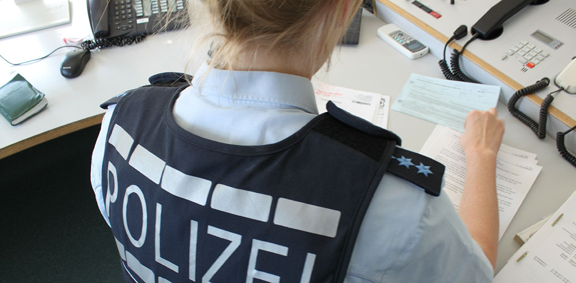 Polizei im Büro am Computer 110