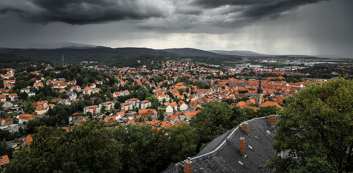 Stadt Wernigerode bei Unwetter mit dunklen Wolken