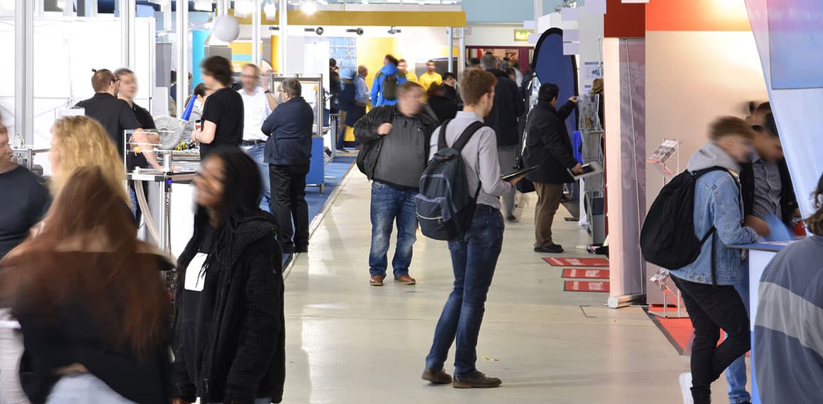 Fachmesse mit verschiedenen Ständen