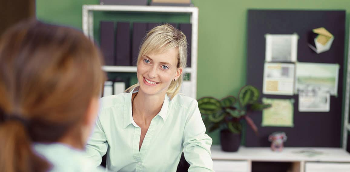 junge frau in einem gespräch im büro