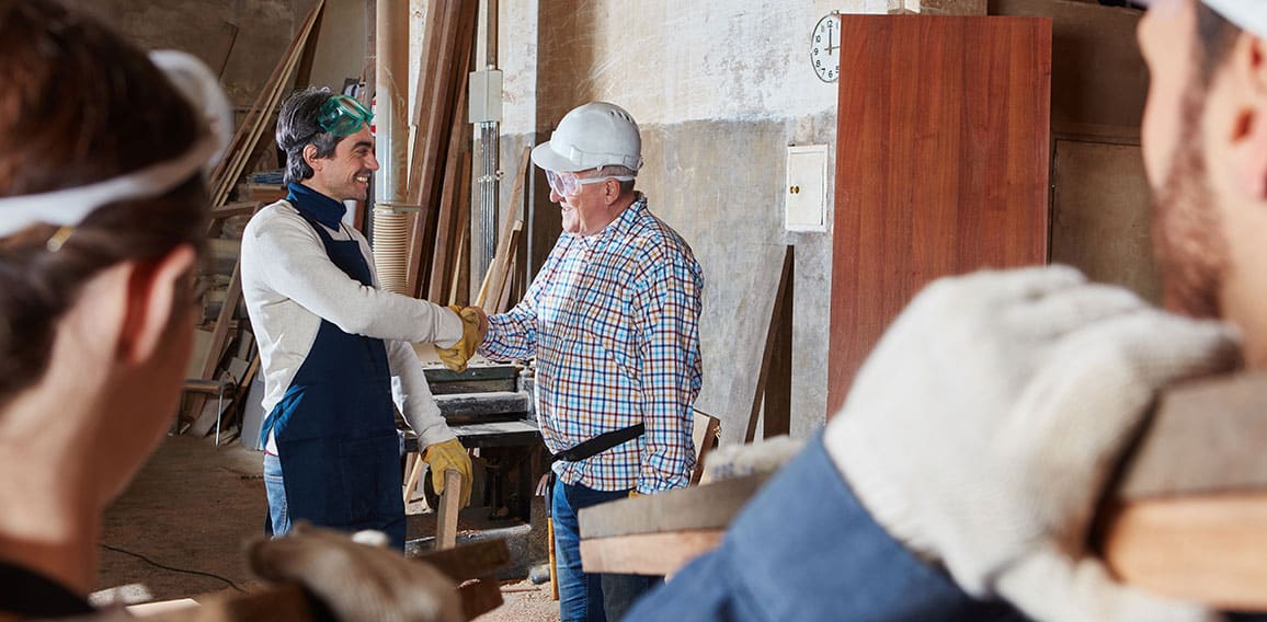 Schreiner Meister gratuliert Lehrling