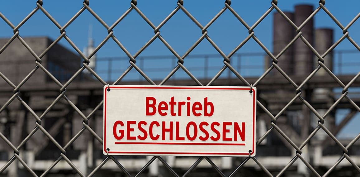 Schild: Betrieb geschlossen, vor Werksgelände