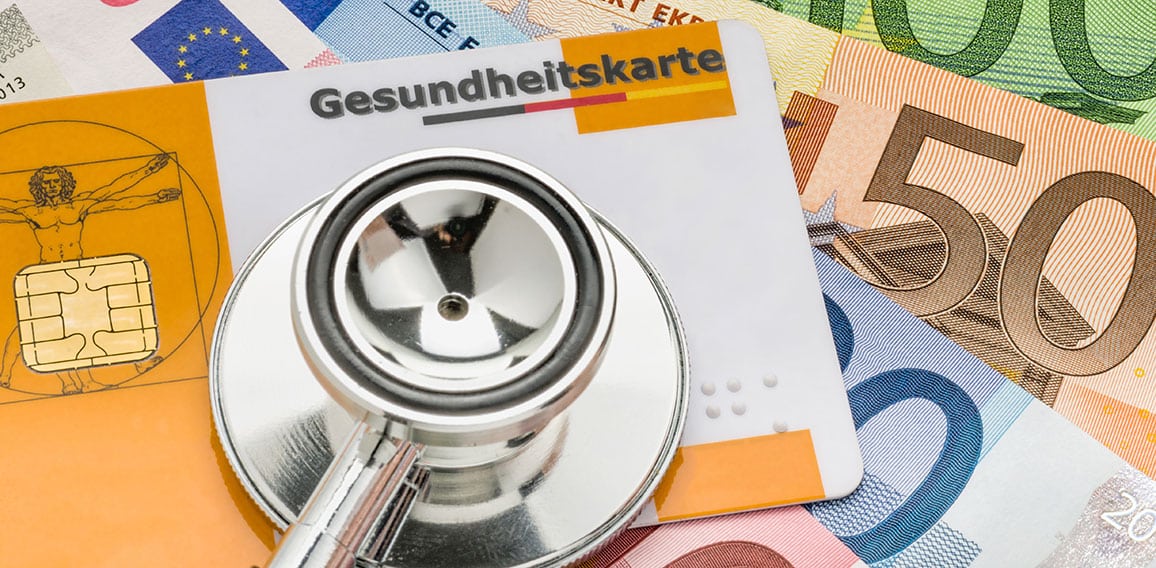 Geldscheine-Stethoskop-Gesundheitskarte-59378901-AS-Zerbor