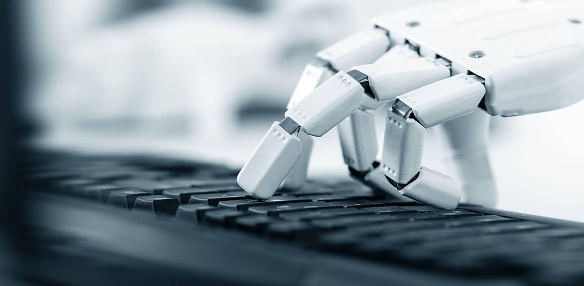 Roboter Hand an einer Tastatur, Prothese, Bionic und Robotik der