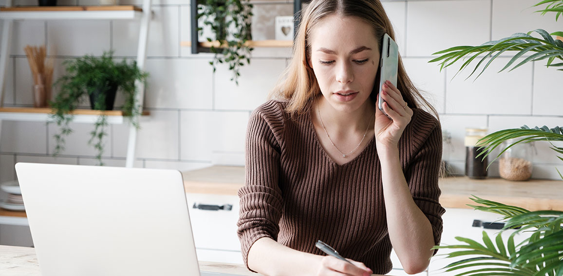 Frau-Laptop-Telefon-541815215-AS-Fotoksa