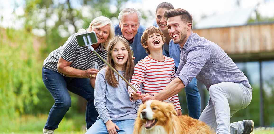 Familie-Selfie-319659150-AS-Robert-Kneschke