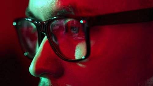 Mann-Brille-271743770-AS-Syda-Productions