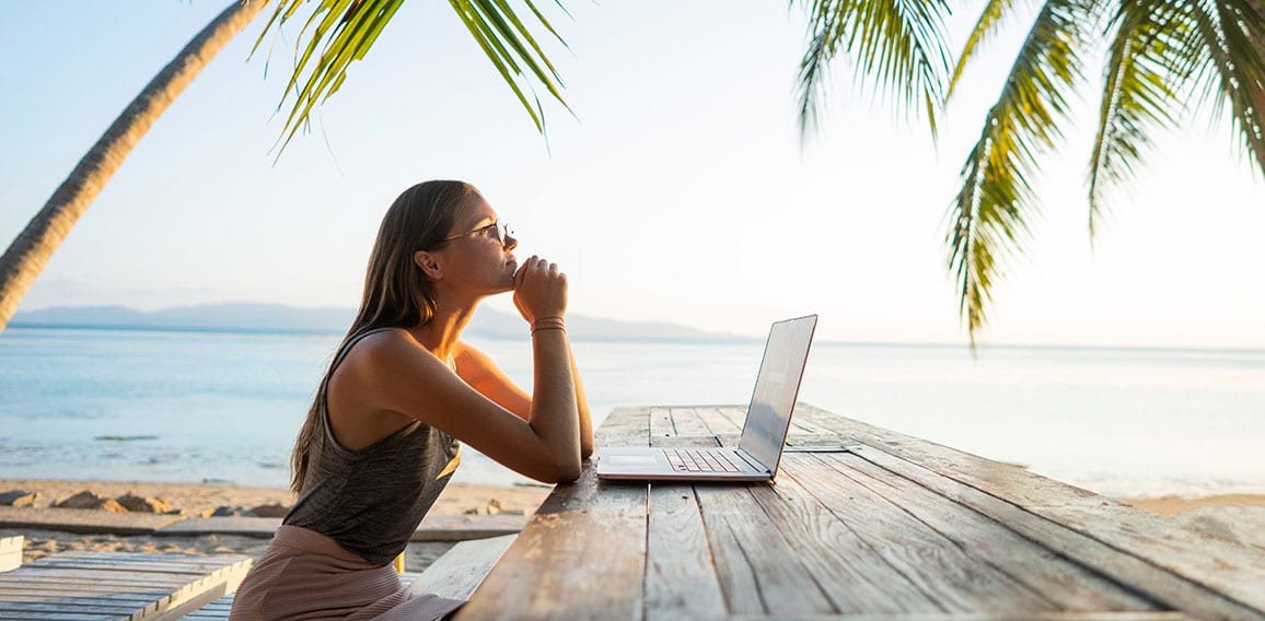 Frau-Strand-Laptop-286698037-AS-Rock-and-Wasp