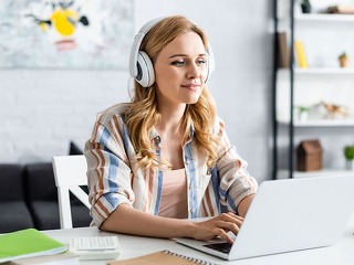 Frau-Laptop-Kopfhoerer-363631565-AS-LIGHTFIELD-STUDIOS