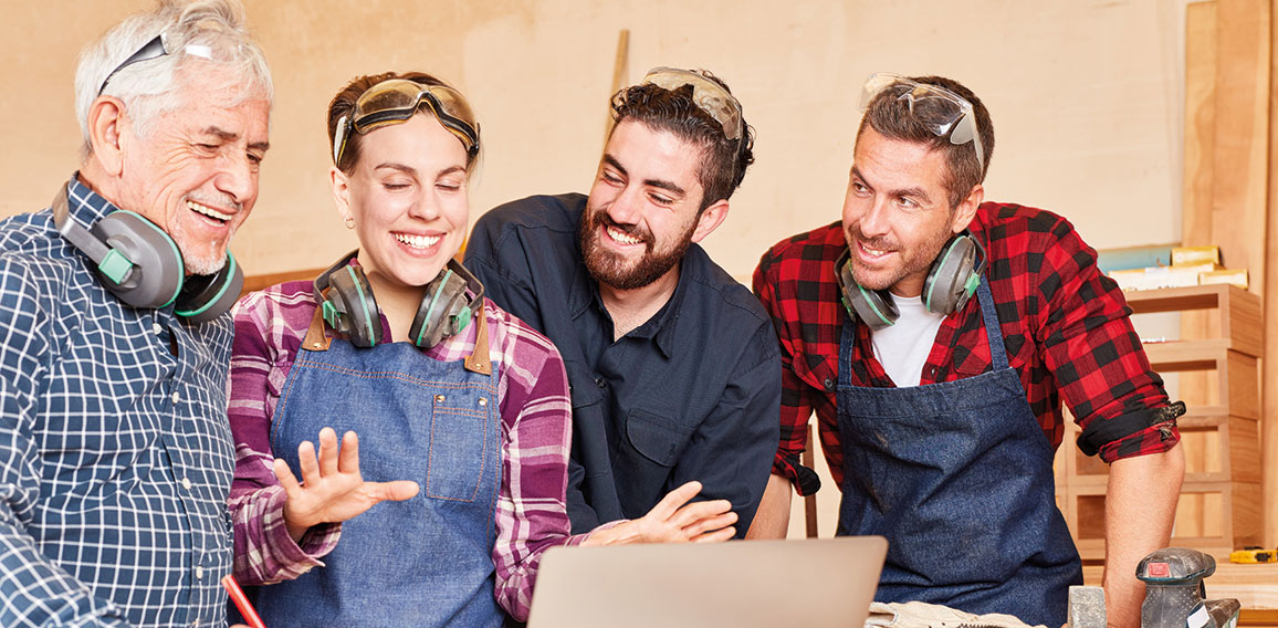 Handwerker Team am Laptop Computer