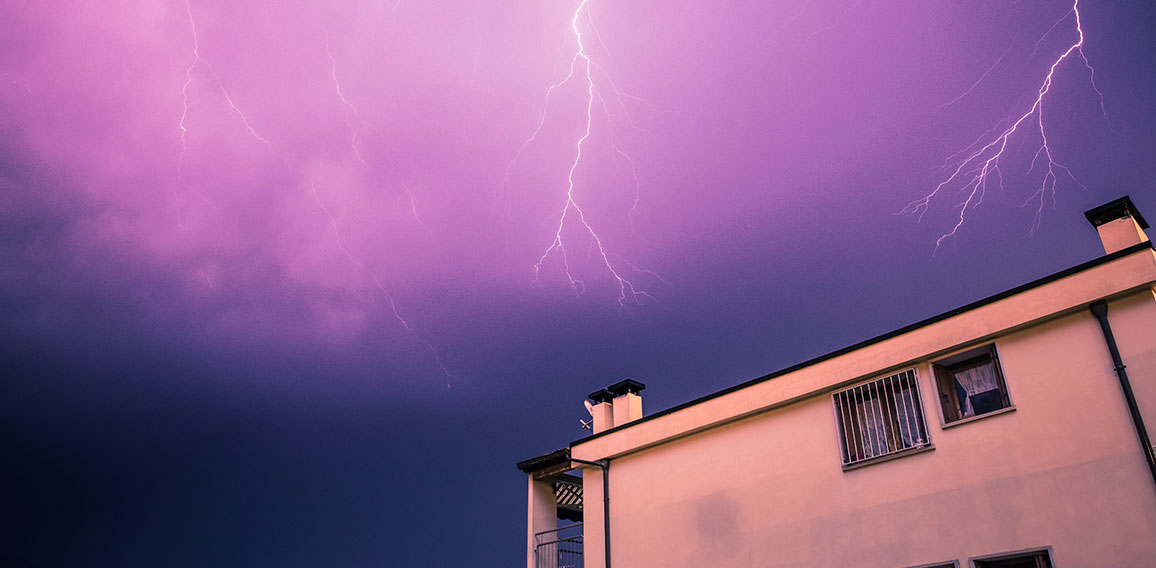 Blitzeinschlag über Häuserdach, Unwetter in Italien