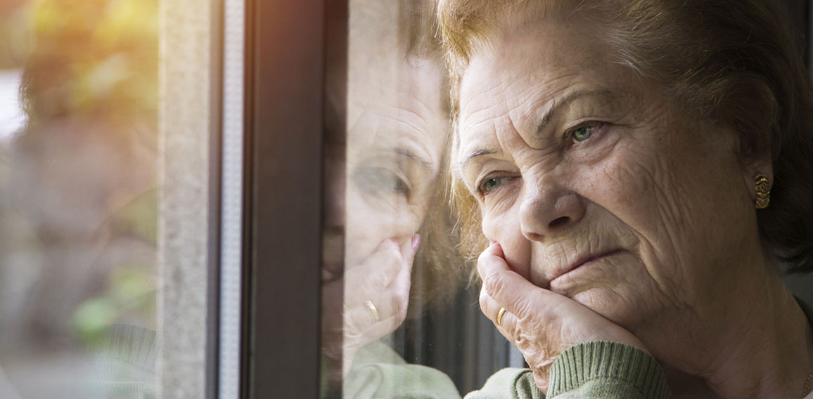 Rentnerin bestürzt am Fenster