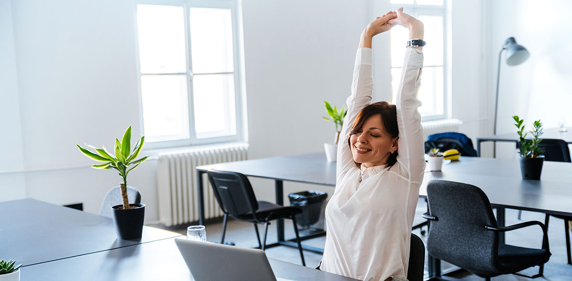 Smiling woman, living day, spare time in the office.