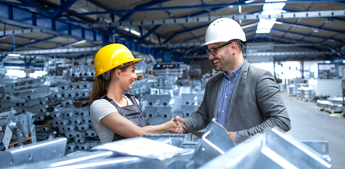 Anzugtraeger-Frau-Fabrik-Helm-404465814-DP-alex-wolf