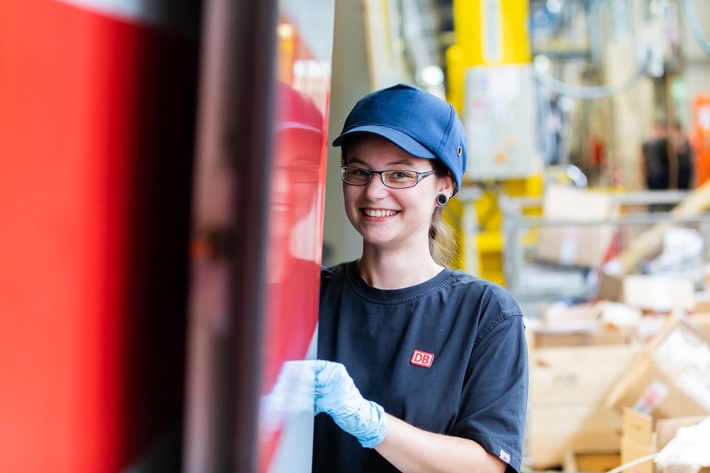 DB-Mitarbeiterin im ICE-Werk Krefeld_Jürgen Naber.jpg