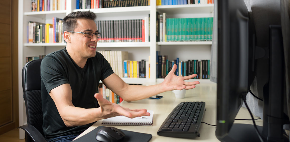 Man in front of the computer that does not understand something.