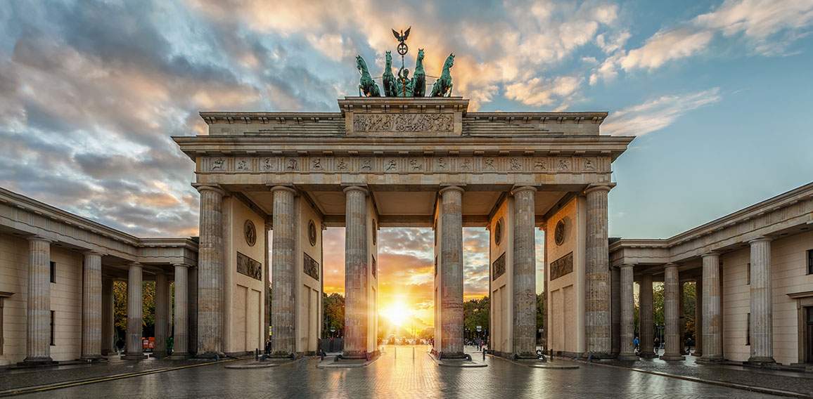 Sonnenuntergang hinter dem Brandenburger Tor in Berlin, Deutschl