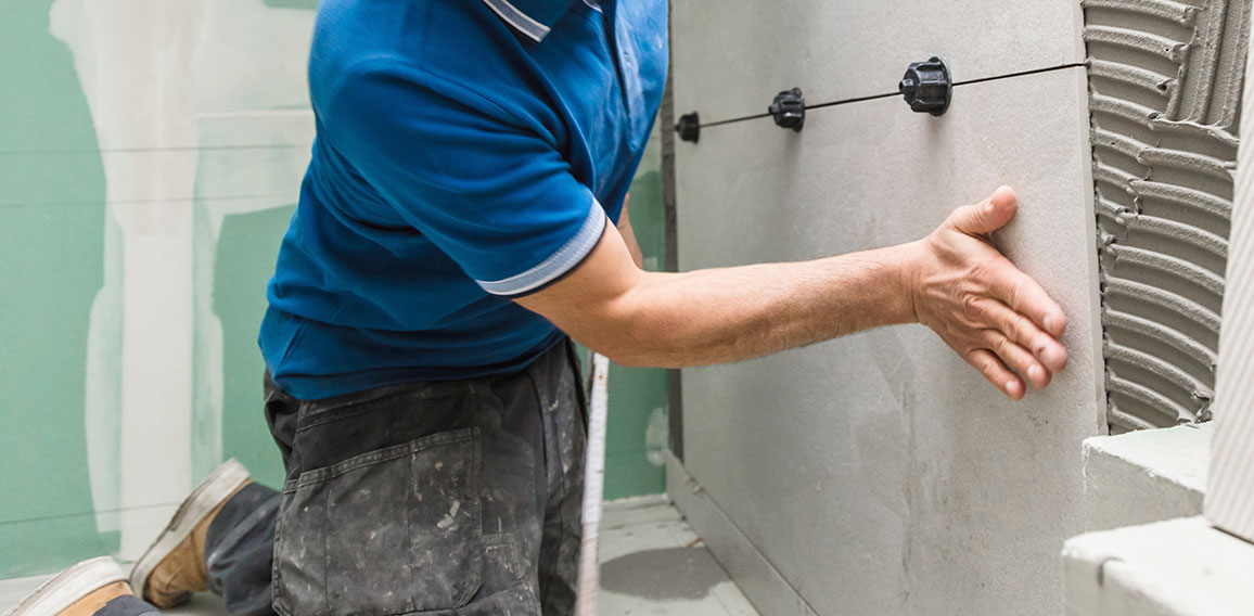 Fliesenleger bei der Arbeit, Haus umbau oder renovierung