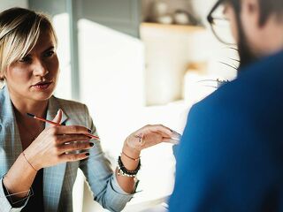 Um sich vor dubiosen Angeboten zu schützen, raten die ARAG Experten, auf bestimmte Warnsignale zu achten.