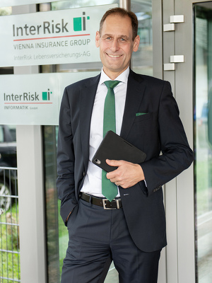 Dr. Florian Sallmann, der neue Vorstandsvorsitzende der InterRisk, ist von den Spitzenbewertungen und Spitzenrankings seiner Gesellschaft begeistert.