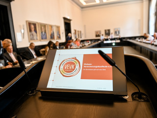 Der Verein ehrbarer Versicherungskaufleute e. V. (VEVK) das „Jahr der 1. Tugend“ aus.