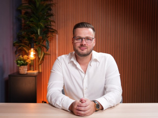 Devin Vandreuke ist Unternehmensberater für den Vertrieb und sieht sich als Profi für den Vertriebsaufbau für den Mittelstand.