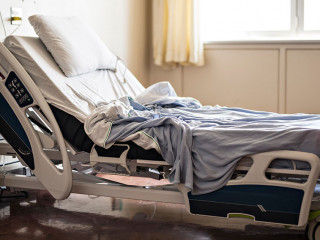 Leeres Krankenhausbett steht für die strukturellen Herausforderungen und Finanzierungslücken in der gesetzlichen Krankenversicherung bis 2035.