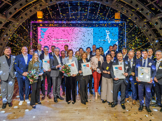 Alle Ausgezeichneten und Mitglieder der Jury im 'Goldregen' bei der Verleihung des Deutschen bAV-Preises.