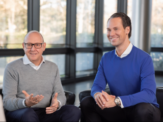 Frank Kettnaker (links), langjähriger Vertriebsvorstand der ALH Gruppe, und sein Nachfolger Christian Pape sprechen im Interview über Verantwortung, Vertrieb und die Zukunft der Lebensversicherung.