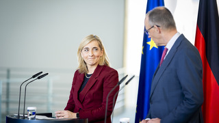 Bundesgesundheitsministerin Nina Warken und Kanzler Friedrich Merz (beide CDU)