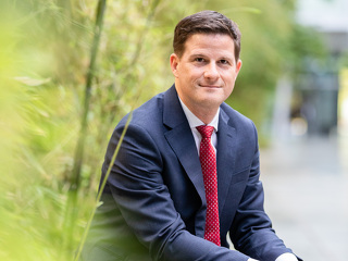 „Die lebenslange Rente ist ein klares Alleinstellungsmerkmal der Versicherer gegenüber Banken, Fondsanbietern, Neobrokern oder staatlichen Standardlösungen“, sagt Dr. Michael Zons, Vorstand für die Bereiche Leben und Komposit bei den DEVK Versicherungen.